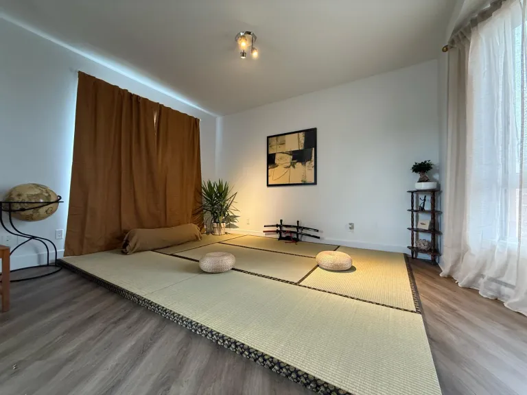 Espace de détente et de soins – salle zen avec tatami